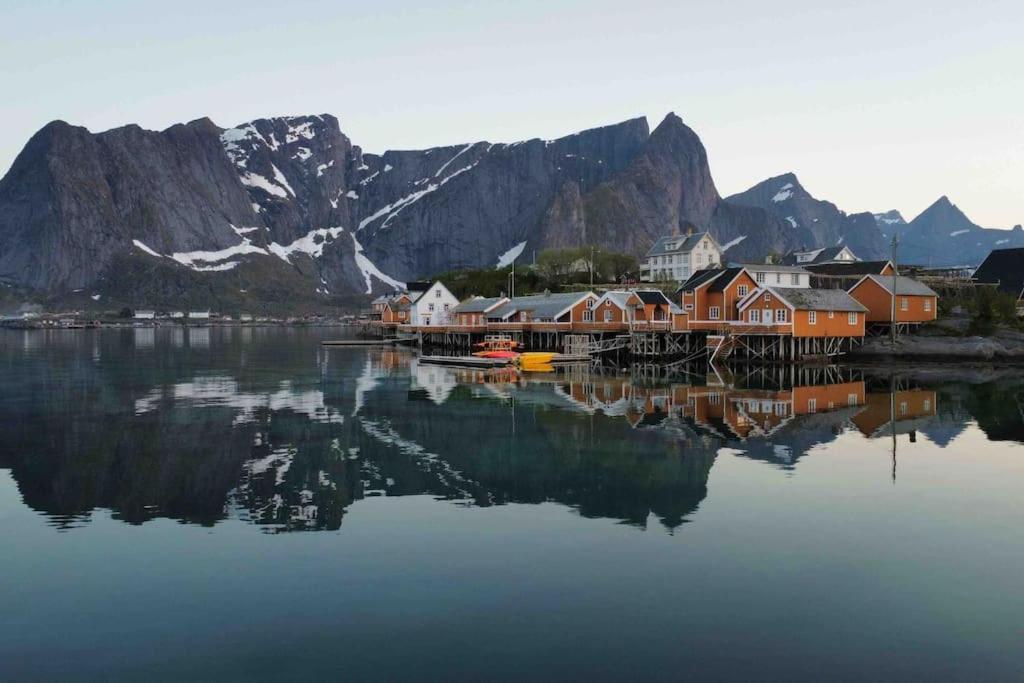Reine Front View - Mountain & Seaview Villa Exterior foto