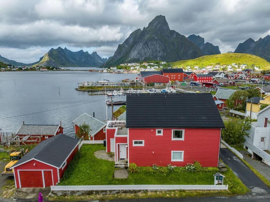 Reine Front View - Mountain & Seaview Villa Exterior foto