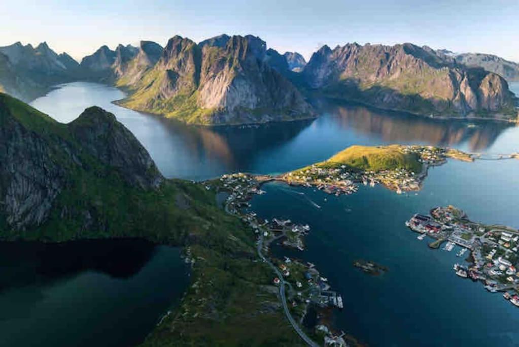 Reine Front View - Mountain & Seaview Villa Exterior foto