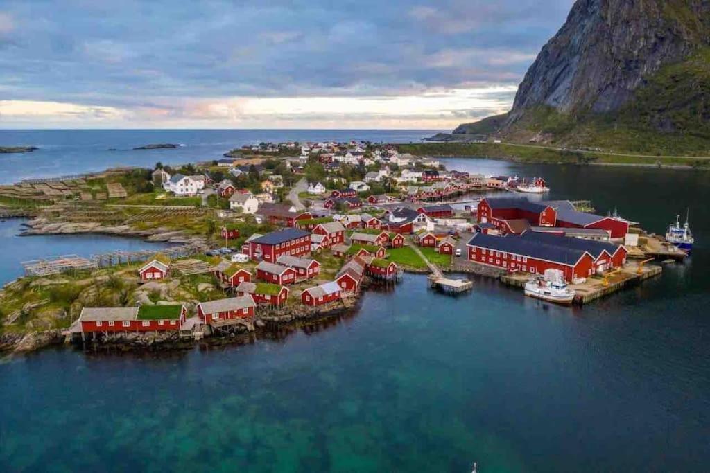 Reine Front View - Mountain & Seaview Villa Exterior foto