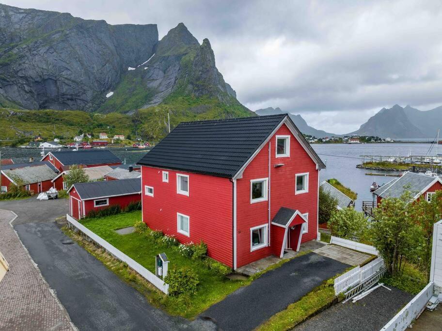 Reine Front View - Mountain & Seaview Villa Exterior foto