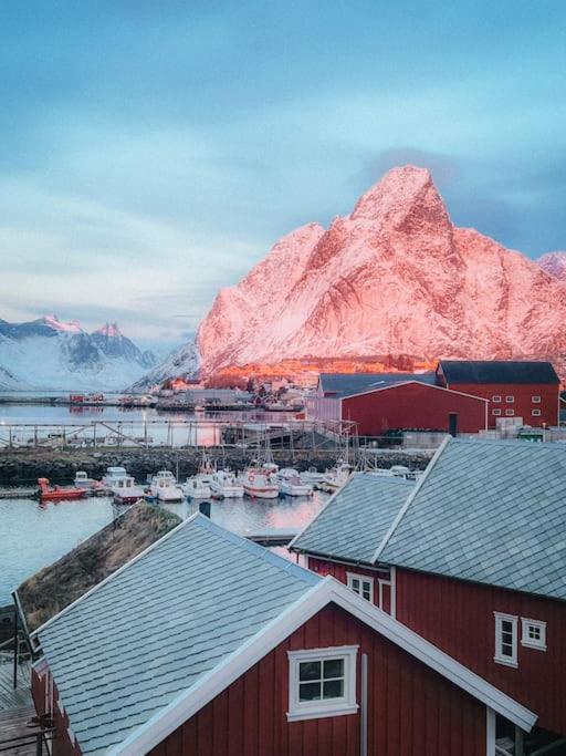 Reine Front View - Mountain & Seaview Villa Exterior foto
